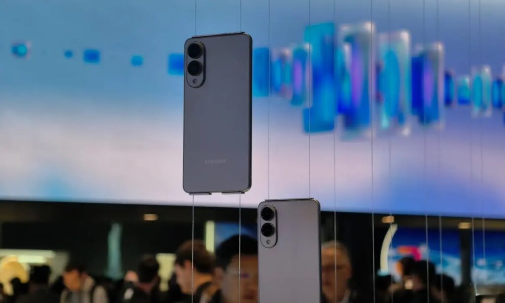 Galaxy-S25-Edge-at-MWC-2025-azmotech